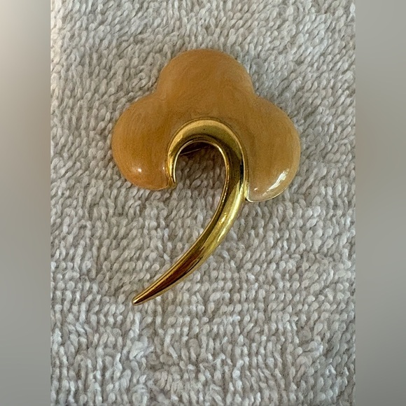 Vintage Monet Modernist Brooch Sculptural Gold Tone & Enamel - Picture 3 of 9